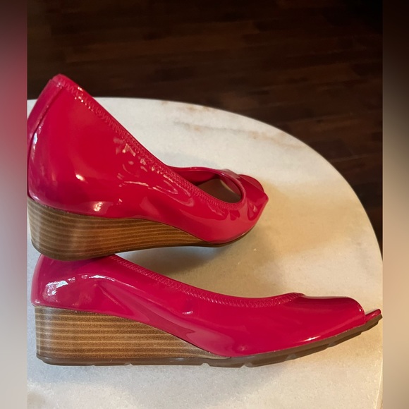 New Cole Haan Hot Pink Patent Leather Peeptoe 1 inch Wedges 7.5 - Picture 3 of 10
